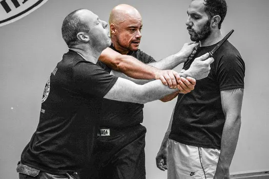 Allenamento Krav Maga — tecnica di disarmo con coltello