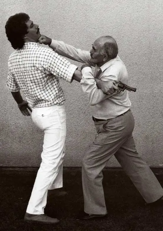 Imi Lichtenfeld applica una tecnica di disarmo